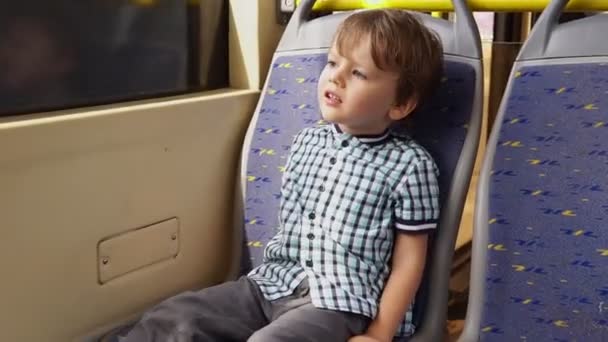 Pequeño niño paseos en transporte público
 - Imágenes, Vídeo