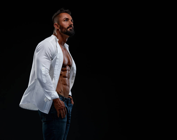 Schöne muskulöse Männer in weißem Hemd und Jeans - Foto, Bild