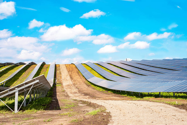 Řady solárních panelů na strmých kopcích pole - Fotografie, Obrázek