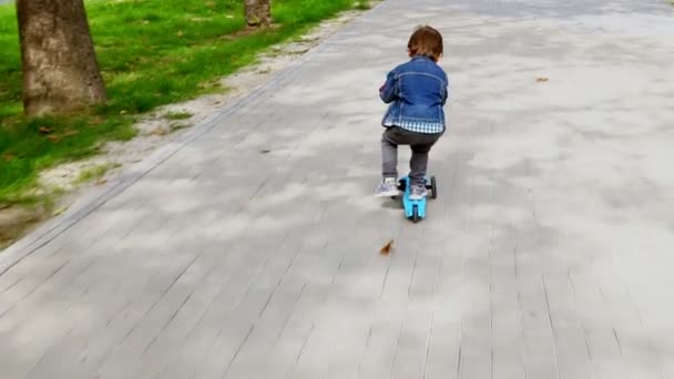 Kleiner Junge fährt Roller - Filmmaterial, Video