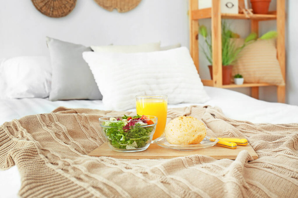 Vassoio con gustosa colazione sul letto - Foto, immagini