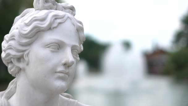 A escultura de uma mulher fica em um parque junto ao lago em câmera lenta
 - Filmagem, Vídeo