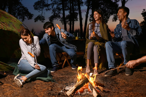 Junge Freunde verbringen nächtliches Wochenende im Wald - Foto, Bild