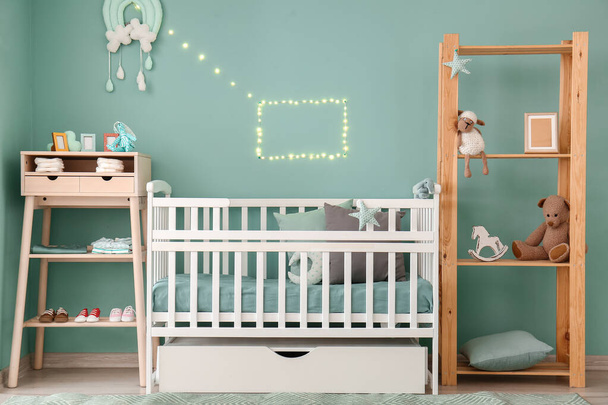 Интерьер стильной детской комнаты с детской кроватью
 - Фото, изображение