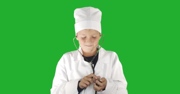 医者の少年の肖像画、笑顔。キーのための緑の画面のhromakey背景. - 映像、動画
