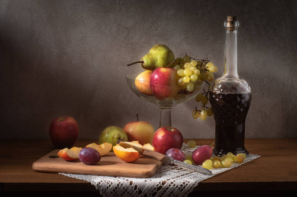 Asetelma hedelmien kanssa. Omenat Rypäleet Päärynät ja luumut
 - Valokuva, kuva