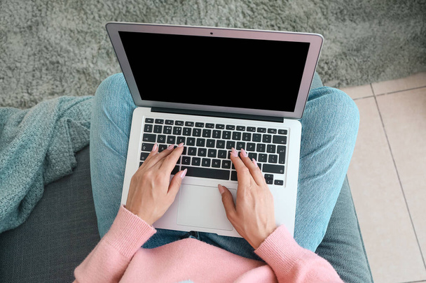 Młoda kobieta pracująca na laptopie w domu - Zdjęcie, obraz