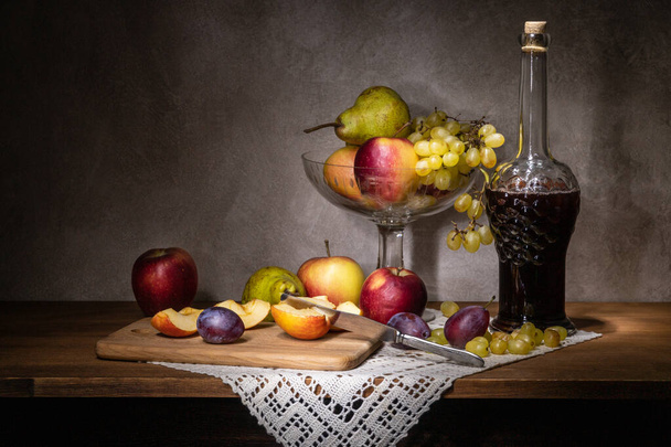 Stillleben mit Früchten. Äpfel Trauben Birnen und Pflaumen - Foto, Bild