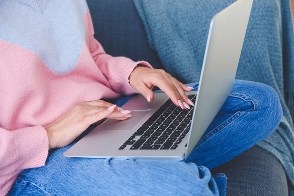 Fiatal nő dolgozik laptop otthon - Fotó, kép
