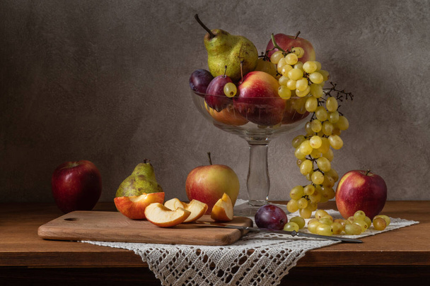 Bodegón con fruta. Manzanas Uvas Peras y ciruelas
 - Foto, Imagen