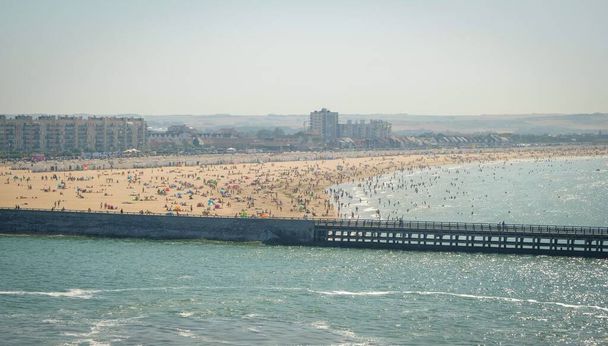 晴れた日には桟橋と海のビーチがあるLe Havreの港 - 写真・画像