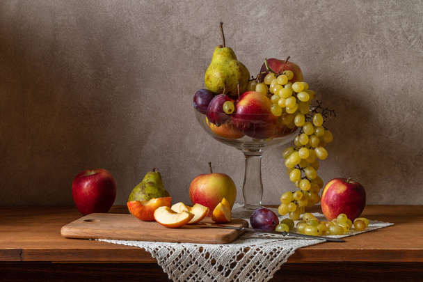 Bodegón con fruta. Manzanas Uvas Peras y ciruelas
 - Foto, imagen