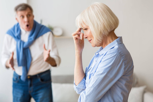 Seniorenpaar streitet zu Hause, Mann schreit Ehefrau an - Foto, Bild