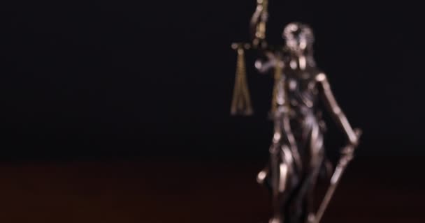 Langsames Schwenken der Lady Justice Statue. - Filmmaterial, Video