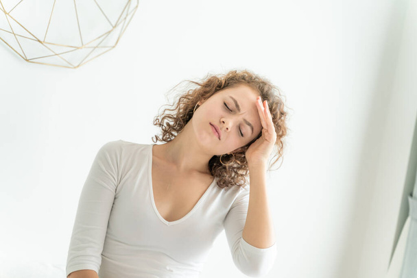 Nieszczęśliwy ból głowy kobiety po poranku obudź się - Zdjęcie, obraz
