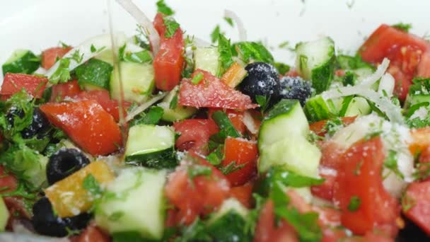 Ensalada de sal con tomate rojo, pepino verde, cebollas y aceitunas
 - Metraje, vídeo