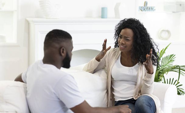 afrikanisch-amerikanisches Paar streitet zu Hause, Frau gibt ihrem Mann die Schuld. - Foto, Bild