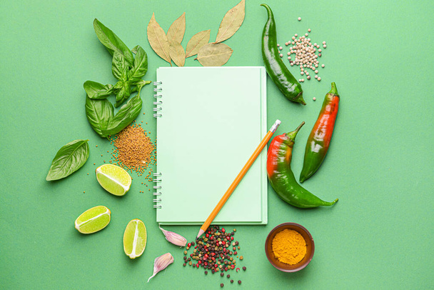 Notebook vazio com diferentes especiarias em fundo de cor
 - Foto, Imagem