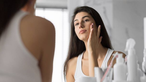Young Woman Touching Face Skin Standing In Bathroom, Panorama - Foto, Bild