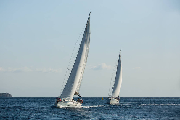 帆レガッタ中にエーゲ海の白い帆でヨットをセーリング。 - 写真・画像