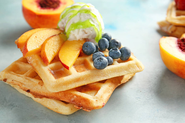 Renkli meyveli, meyveli ve dondurmalı waffle. - Fotoğraf, Görsel