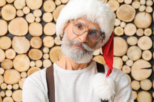 Portrét stylového Santa Clause na dřevěném pozadí - Fotografie, Obrázek