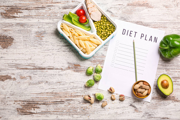 Foglio di carta con dieta e cibo sano su sfondo di legno bianco
 - Foto, immagini