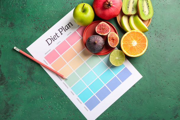 Φύλλο χαρτιού με σχέδιο διατροφής και φρέσκα φρούτα στο φόντο χρώμα - Φωτογραφία, εικόνα