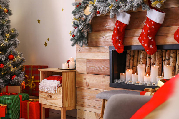 Elegante habitación interior con chimenea decorativa. Tiempo de Navidad
 - Foto, imagen