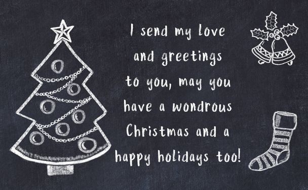 Karácsonyfa rajza és kézzel írott üdvözlet fekete táblán  - Fotó, kép