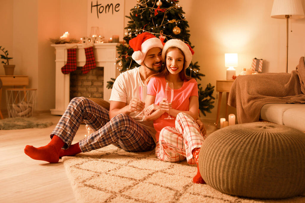 felice giovane coppia che celebra il Natale a casa - Foto, immagini