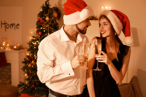 幸せな若いカップルお祝いクリスマス自宅で - 写真・画像