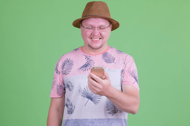 Happy overweight bearded tourist man using phone - Foto, Imagem