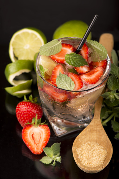 Mojito strawberry cocktails on a black background - Zdjęcie, obraz