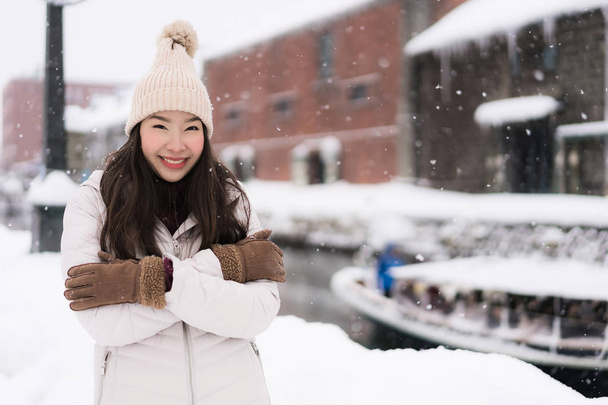 Kaunis nuori aasialainen nainen hymyillä ja onnellinen matka
  - Valokuva, kuva