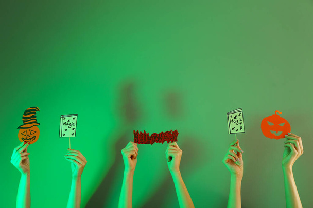 Багато рук з декором Хеллоуїна на кольоровому фоні
 - Фото, зображення