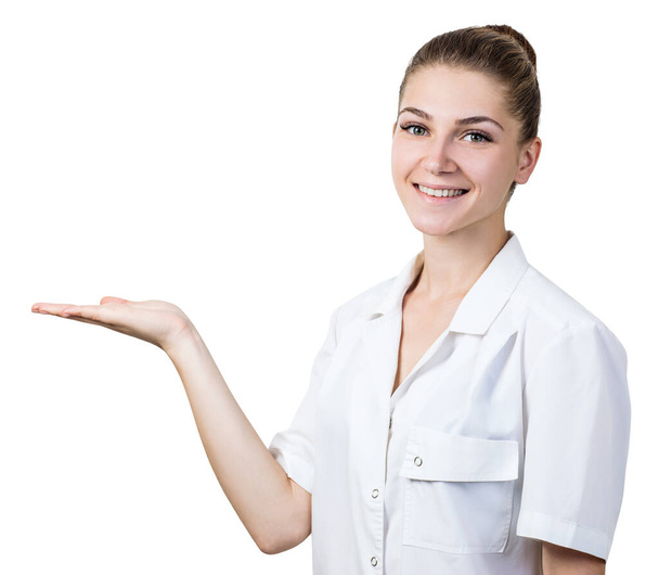 Женщина-врач показывает пустую руку
 - Фото, изображение
