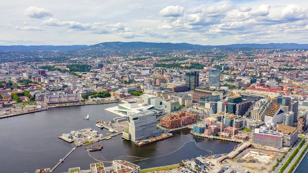 Oslo, Noruega. Centro da cidade a partir do ar. Embankment Oslo Fjord. Ópera de Oslo, de Drone
  - Foto, Imagem