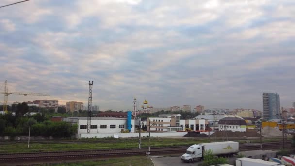 Caméra panoramique depuis le toit de l'usine abandonnée ou de l'usine autour de la région industrielle
 - Séquence, vidéo