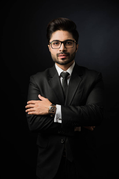 Portré indiai férfi üzletember áll a fekete-fehér háttér - Fotó, kép