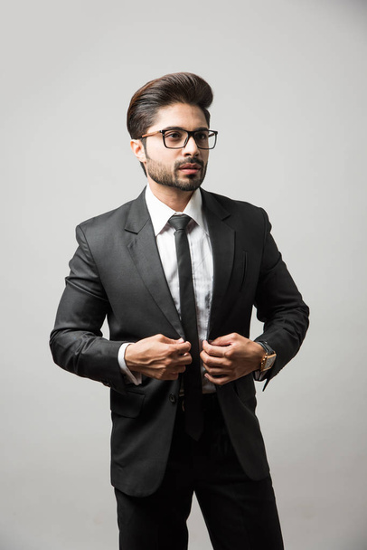 Portré indiai férfi üzletember áll a fekete-fehér háttér - Fotó, kép