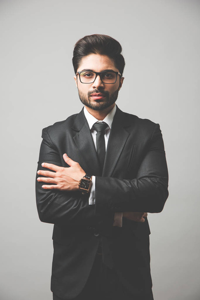 Retrato del hombre de negocios indio de pie sobre fondo blanco o negro
 - Foto, imagen