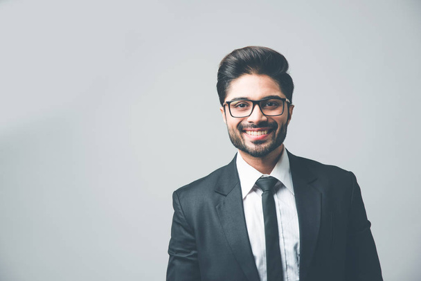 Портрет индийского бизнесмена, стоящего на черном или белом фоне
 - Фото, изображение