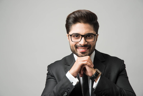 Indický podnikatel nosí brýle nebo brýle, vousatý mladý podnikatel s brýlemi - Fotografie, Obrázek