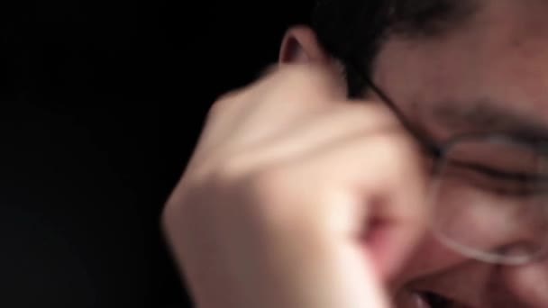 Portré felvétel kaukázusi férfi tinédzser viszkető viaszos fülét elszigetelt fekete háttér. - Felvétel, videó