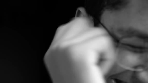 Ritratto di adolescente maschio caucasico prurito le orecchie riempite di cera isolato su sfondo nero
. - Filmati, video