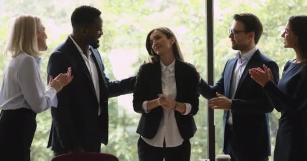 Boldog főnök és kollégák csapat taps támogatás legjobb női alkalmazott - Felvétel, videó