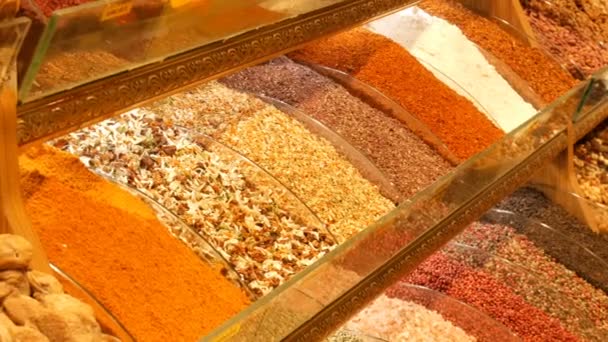 Gran variedad de especias y té en el mostrador del mercado árabe o turco
 - Imágenes, Vídeo