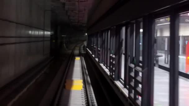 Tren sin conductor que llega a la plataforma de la estación de metro subterráneo mirando desde el interior de la parte delantera del tren. Sydney Australia
. - Metraje, vídeo