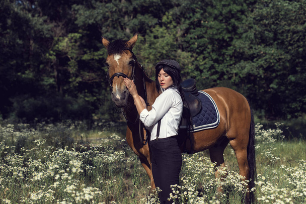 Paseo de verano de la chica con un caballo marrón
 - Foto, imagen